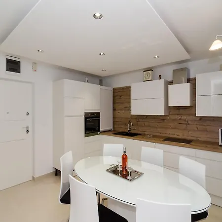 Iva 31 - Two-bedroom With Balcony And View Apartmán