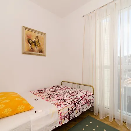 Iva 31 - Two-bedroom With Balcony And View Apartmán