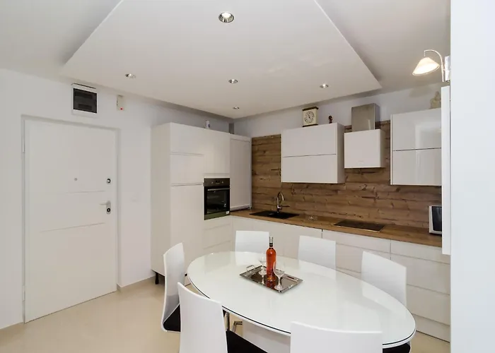 Iva 31 - Two-bedroom With Balcony And View Apartamento